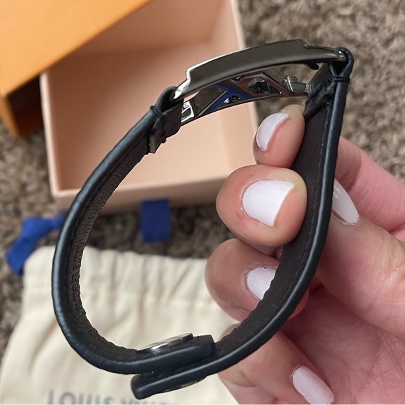 LOUIS VUITTON Hockenheim Bracelet Eclipse Monogram Eclipse Size 17 - Picture 8 of 10
